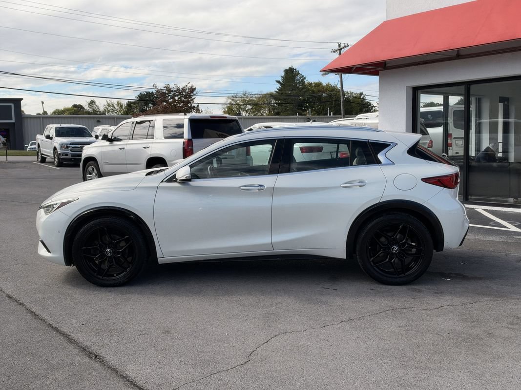 Used 2017 INFINITI QX30 Premium w/ Navigation Package FWD image 3