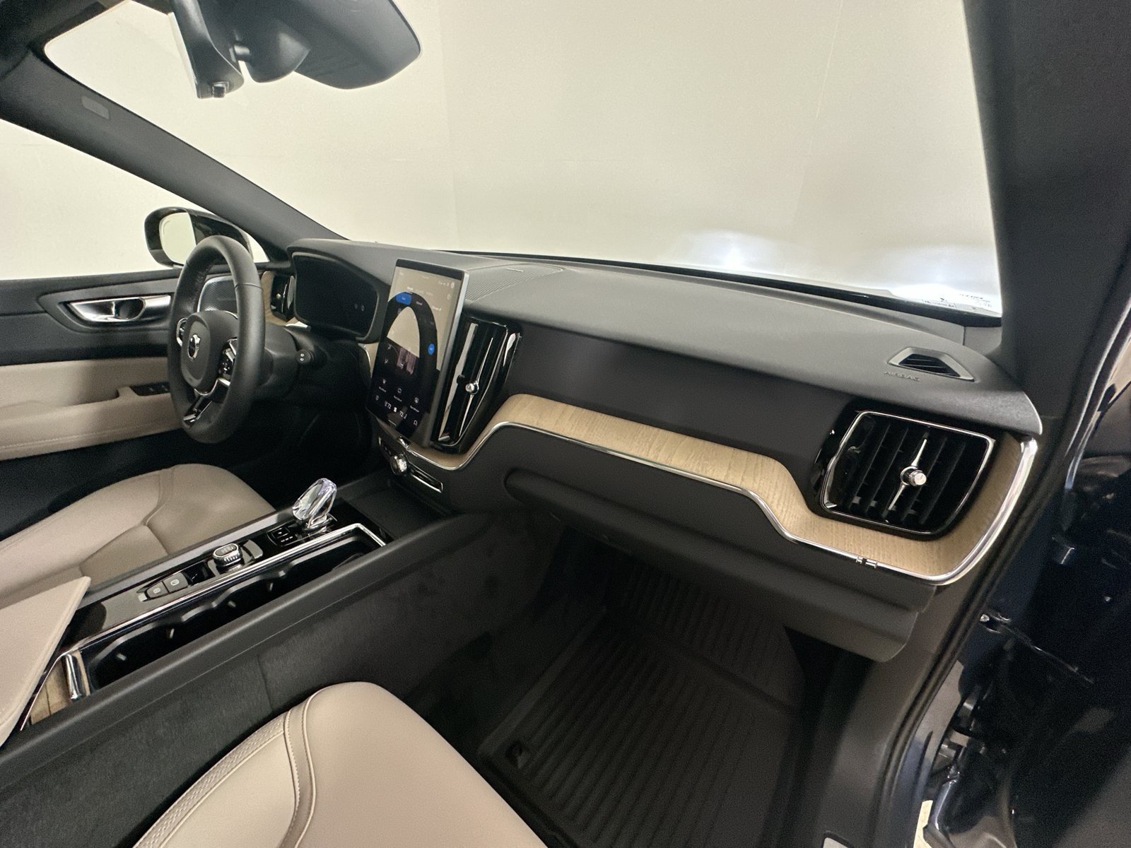 New 2027 Volvo XC60 B5 Plus AWD/4WD image 47