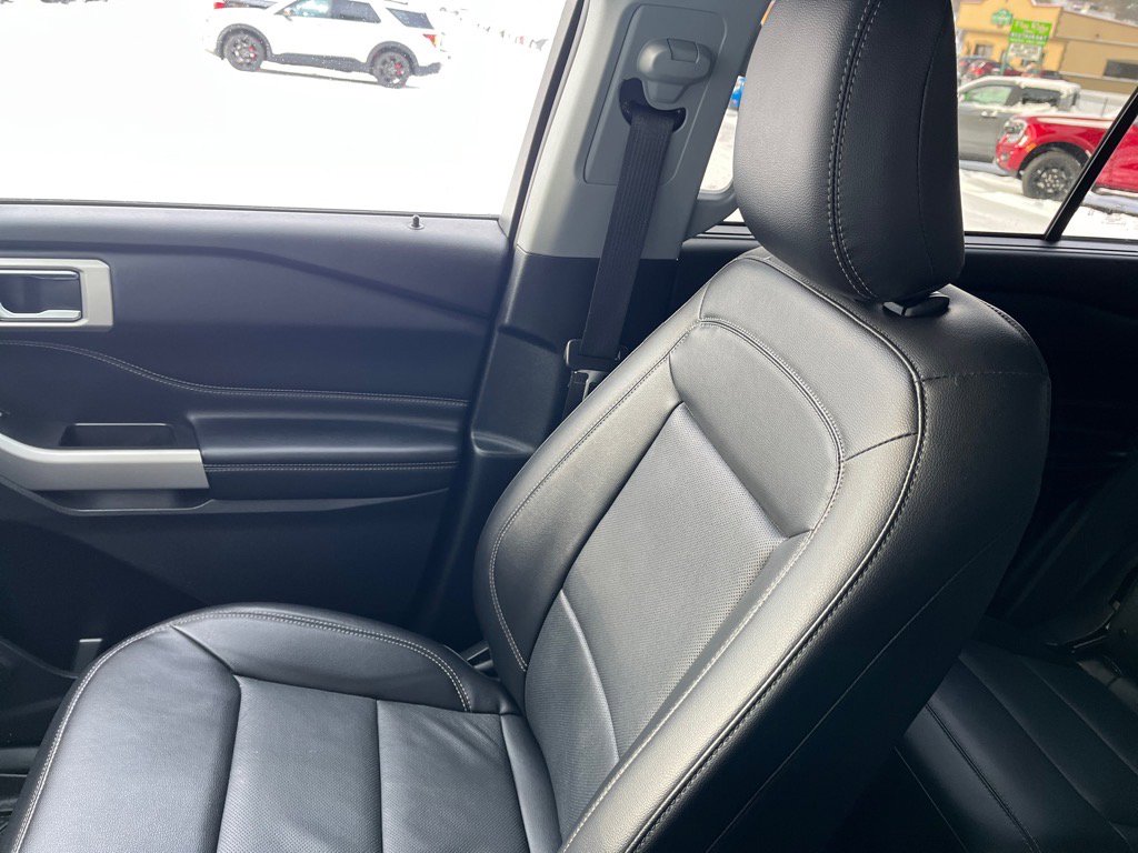 Used 2022 Ford Explorer Limited w/ Equipment Group 301A image 18