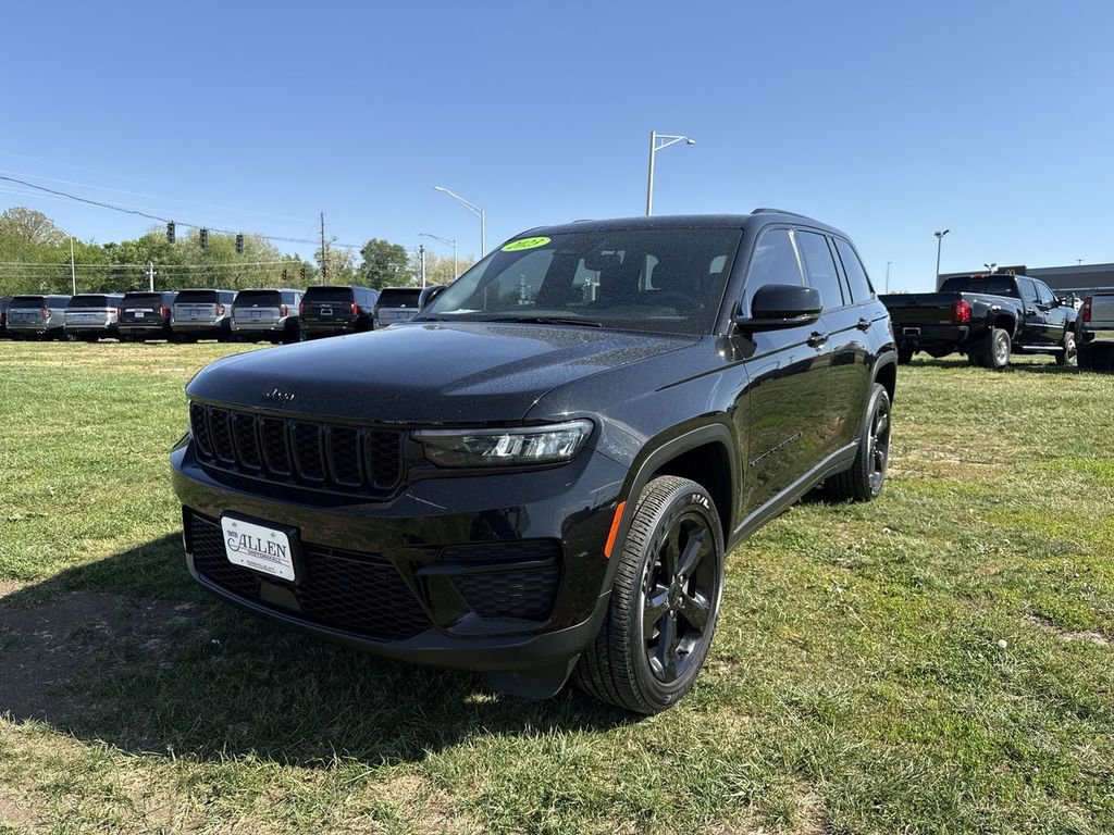 Used 2023 Jeep Grand Cherokee Altitude image 9