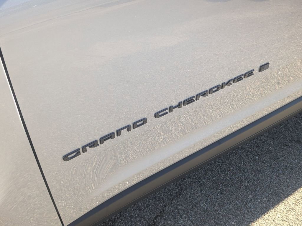 New 2025 Jeep Grand Cherokee Limited w/ Black Appearance Package image 10