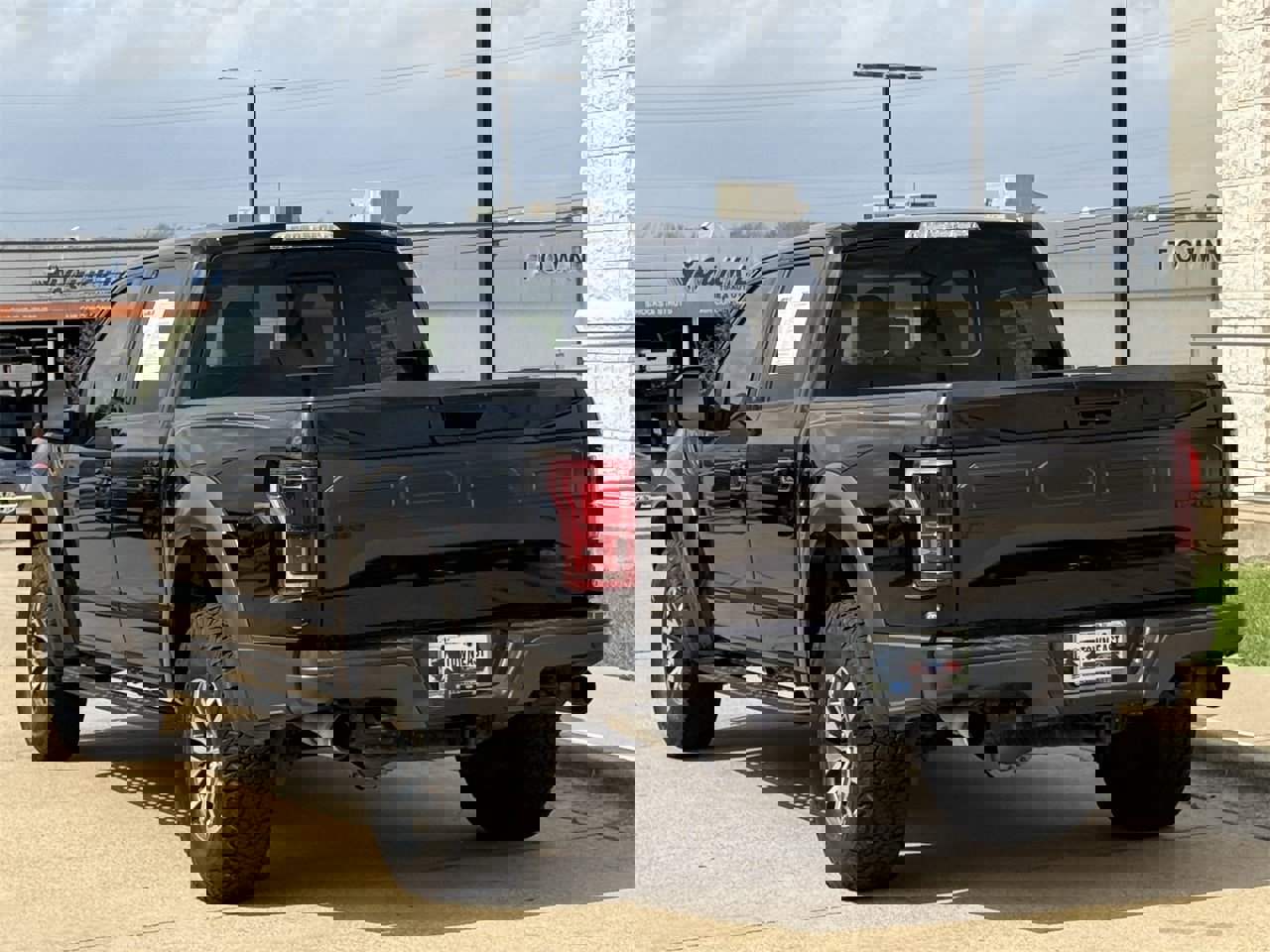 Used 2017 Ford F150 Raptor w/ Equipment Group 802A Luxury image 5