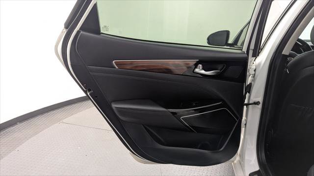 Used 2017 Kia Cadenza Premium w/ Luxury Package image 13