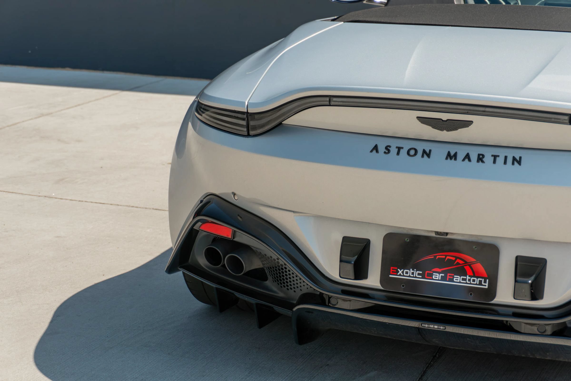 Used 2022 Aston Martin V8 Vantage Roadster RWD image 47
