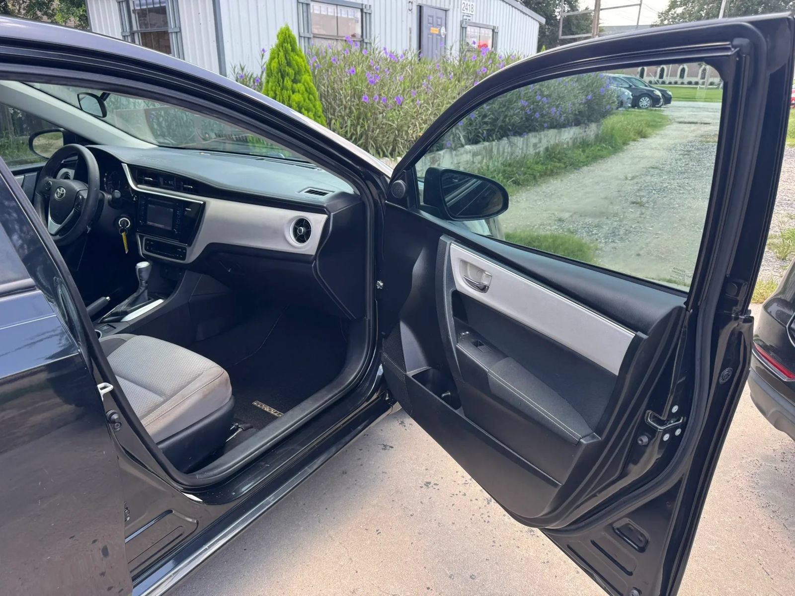 Used 2017 Toyota Corolla LE FWD image 23