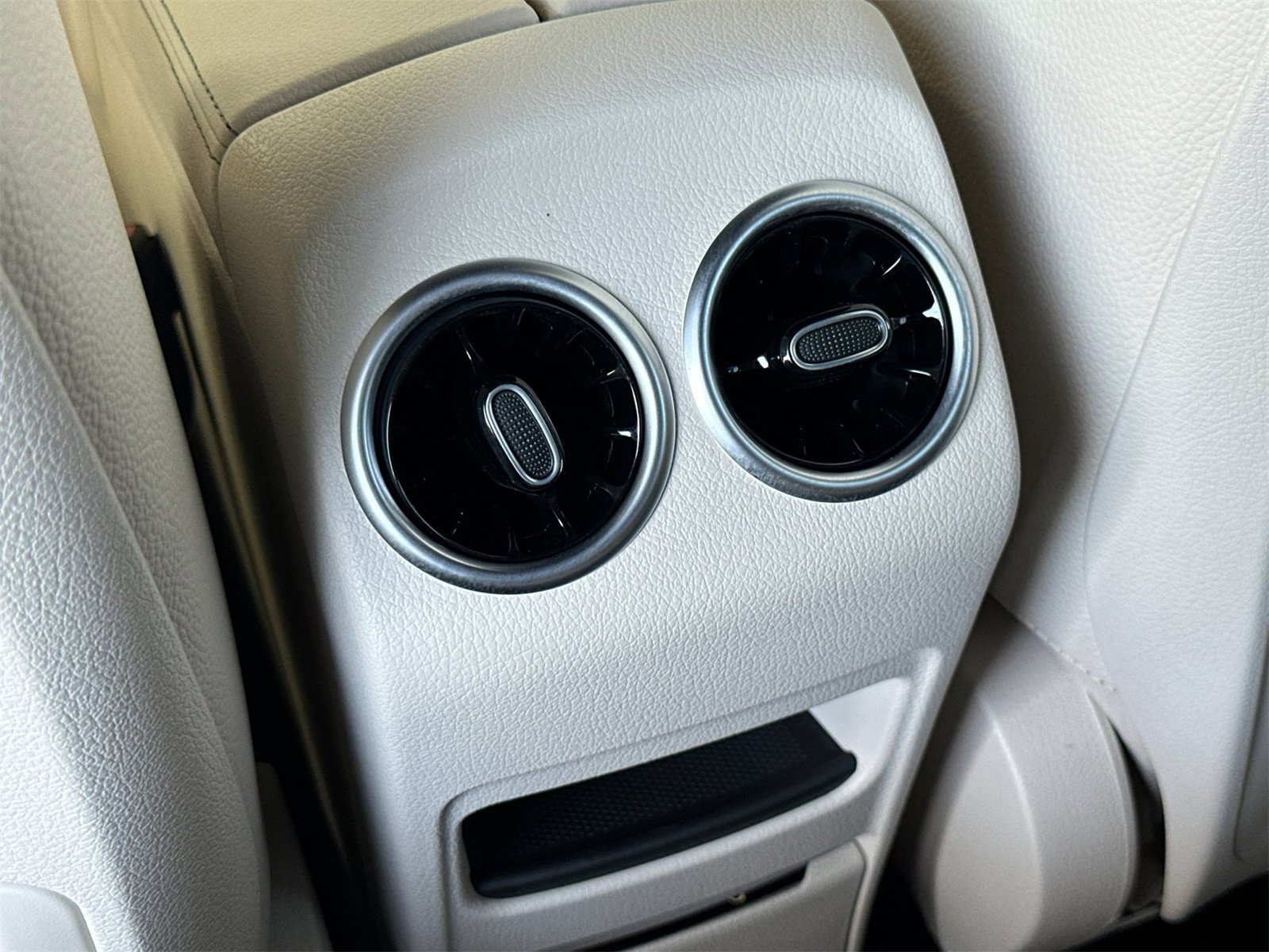 New 2025 Mercedes-Benz GLB 250 4MATIC image 13