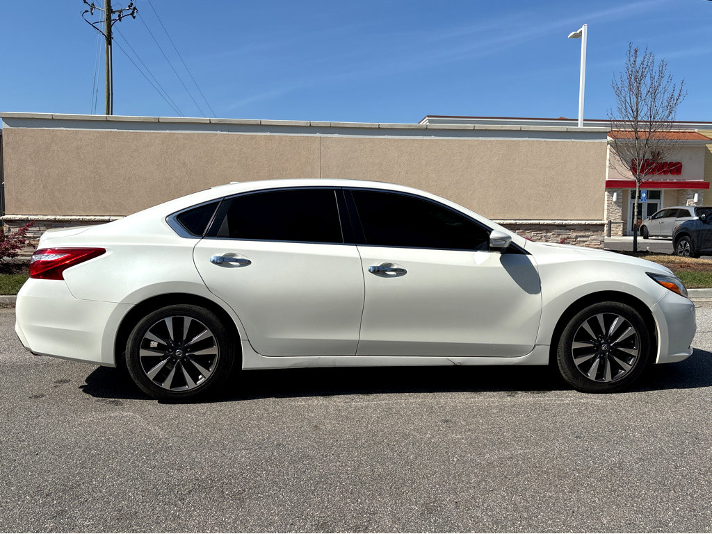 Used 2017 Nissan Altima 2.5 SL w/ Moonroof Package image 21
