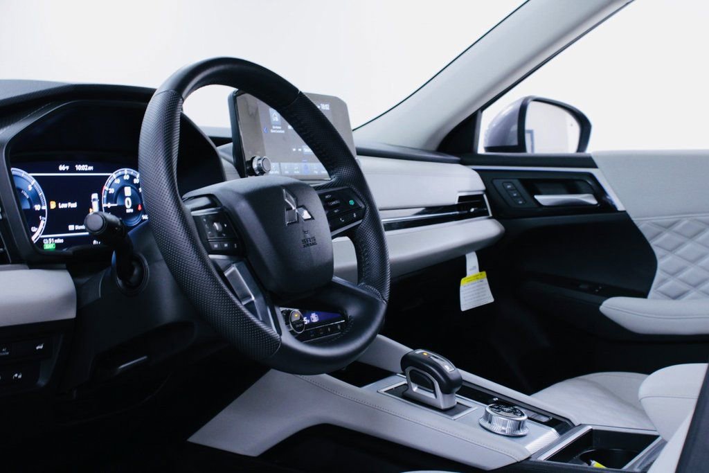 Used 2023 Mitsubishi Outlander SEL image 6