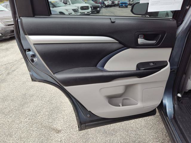 Used 2017 Toyota Highlander XLE AWD/4WD image 15