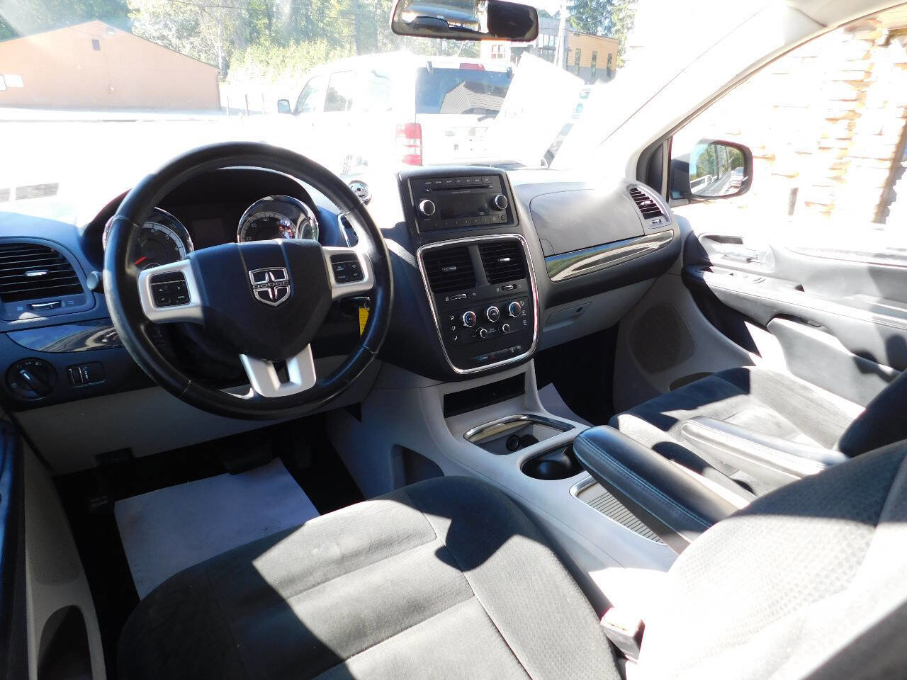 Used 2016 Dodge Grand Caravan SXT w/ Rear Park Assist Package image 28