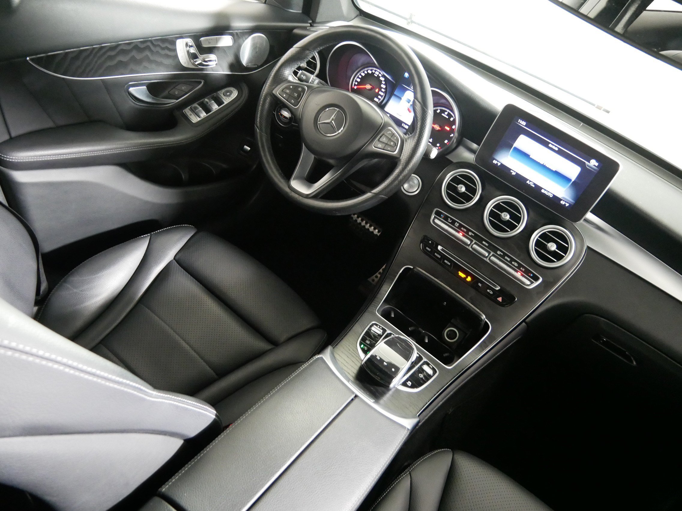 Used 2018 Mercedes-Benz GLC 300 4MATIC image 9