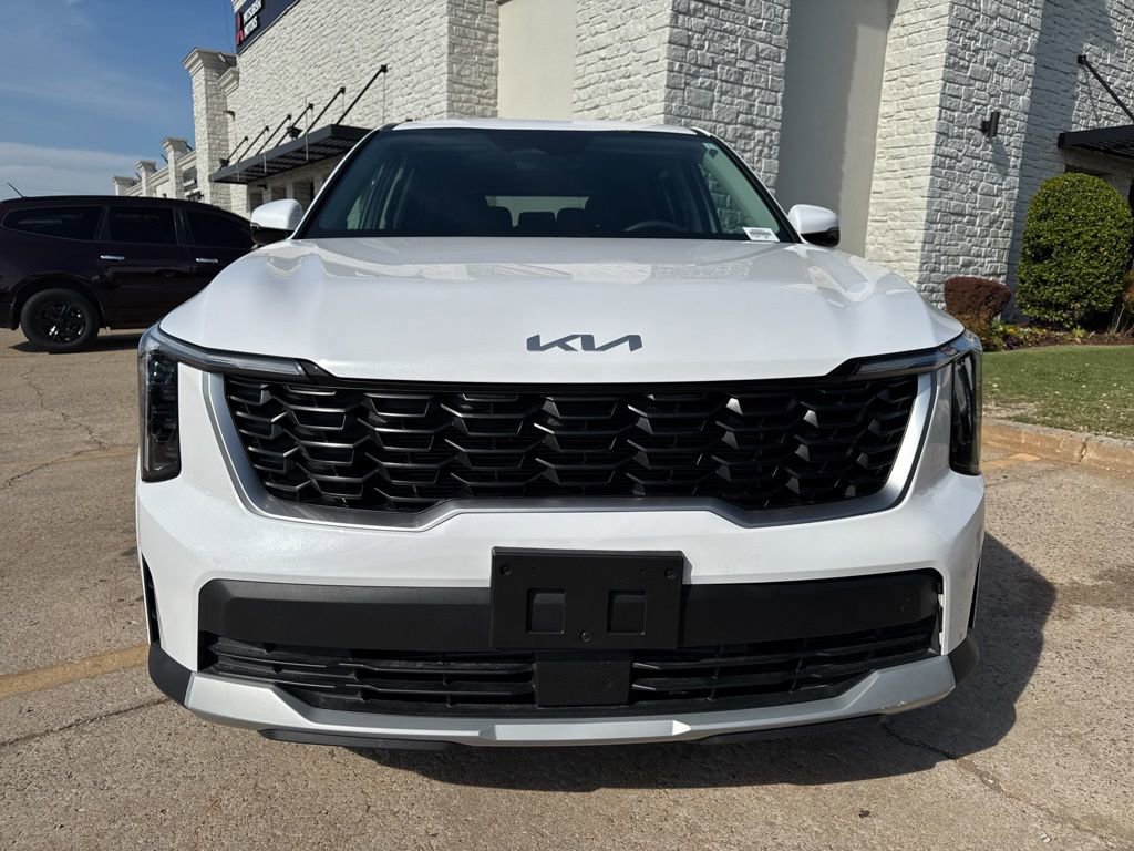 Used 2025 Kia Sorento LX FWD image 2