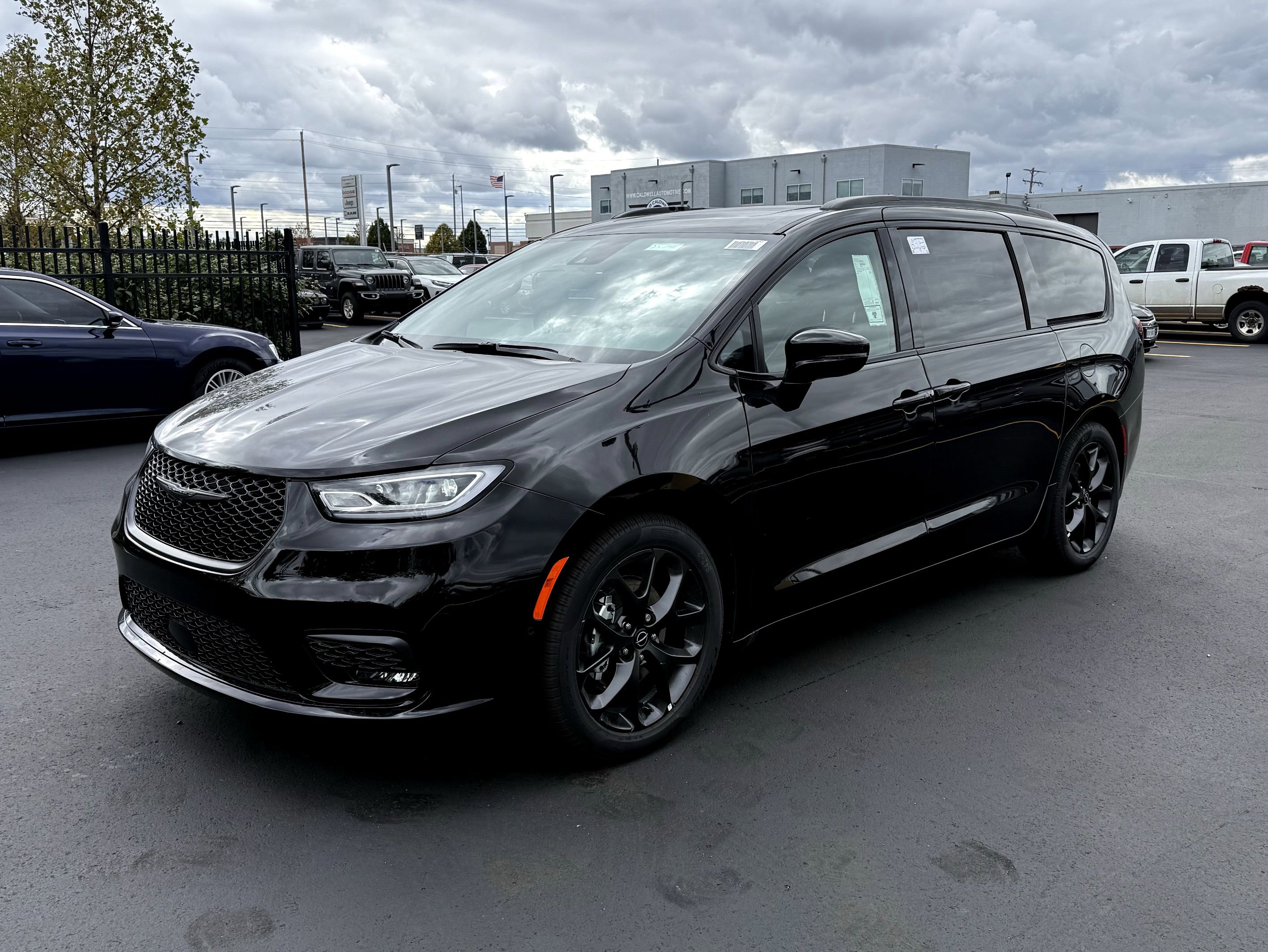 New 2026 Chrysler Pacifica Limited image 4
