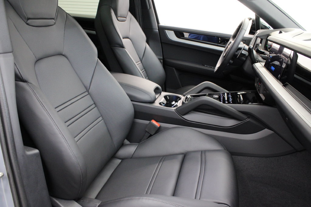 Used 2025 Porsche Cayenne S AWD/4WD image 30