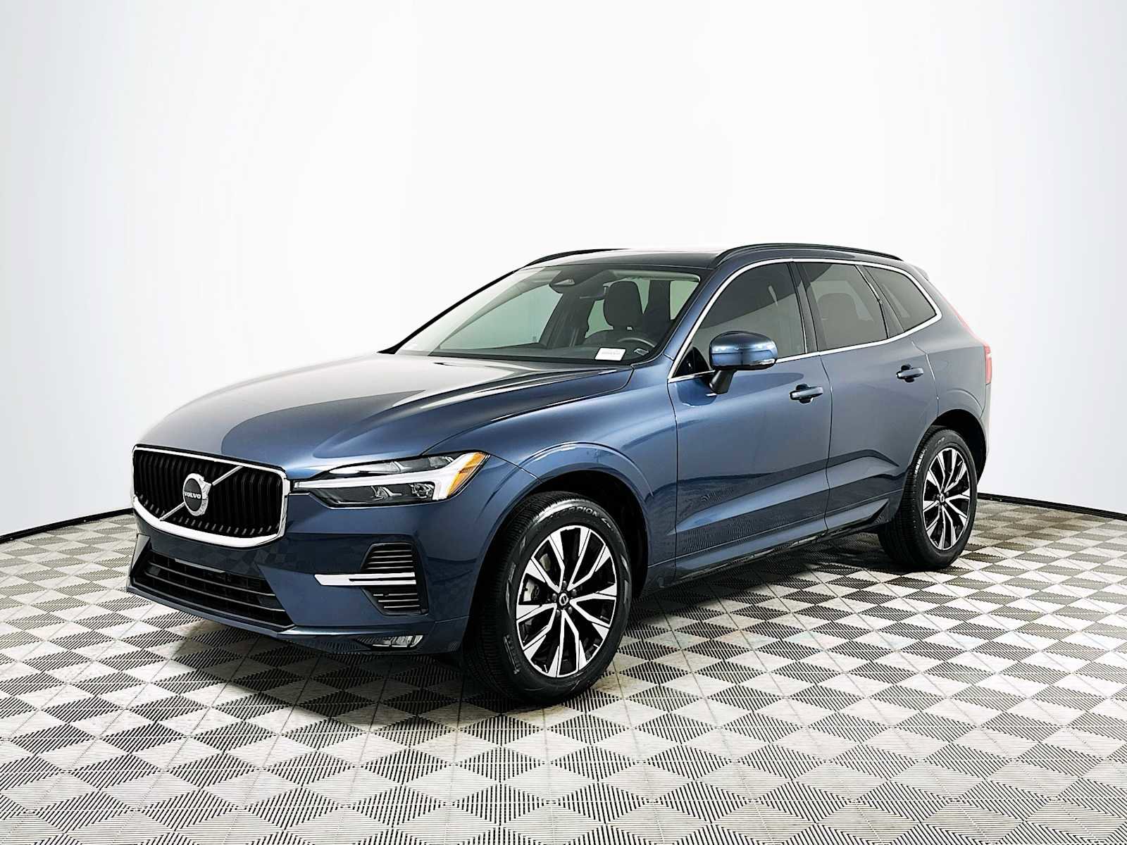 Used 2023 Volvo XC60 B5 Core FWD image 3