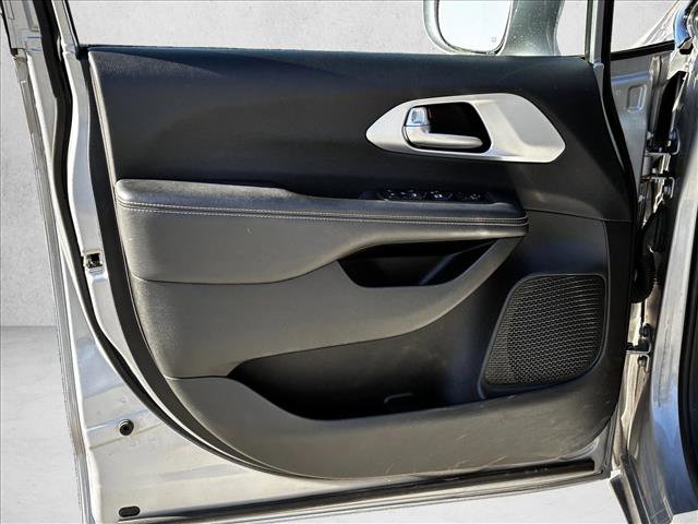 Used 2018 Chrysler Pacifica Touring-L w/ Premium Audio Group image 12