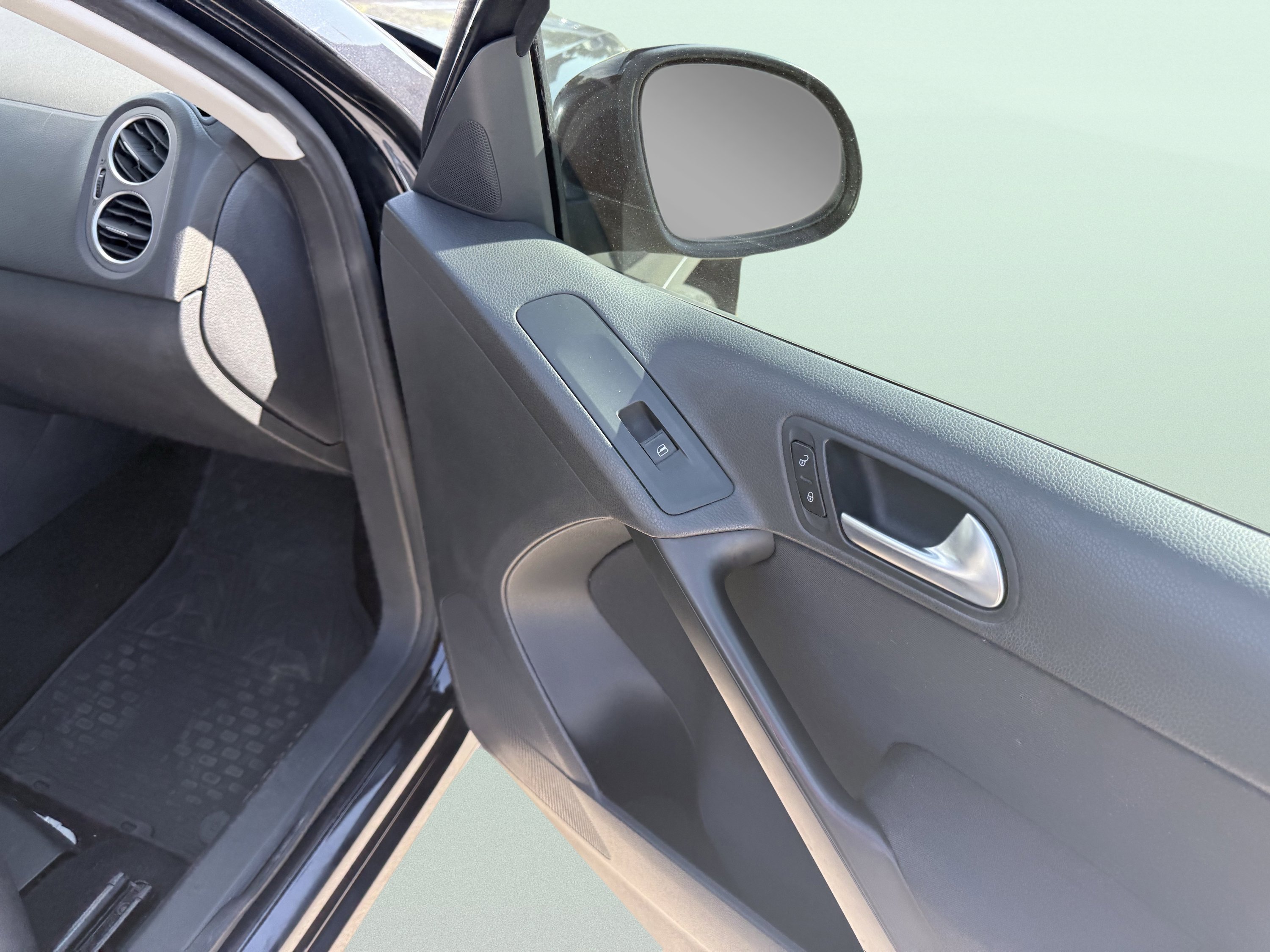 Used 2011 Volkswagen Tiguan S image 40