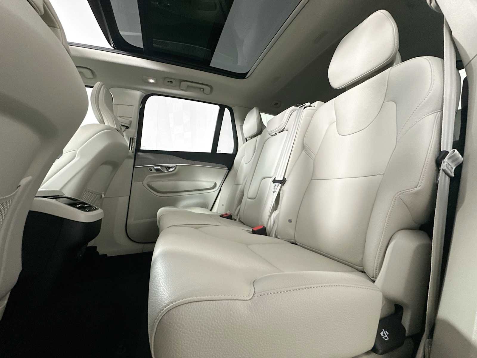 Used 2025 Volvo XC90 B5 Plus image 23