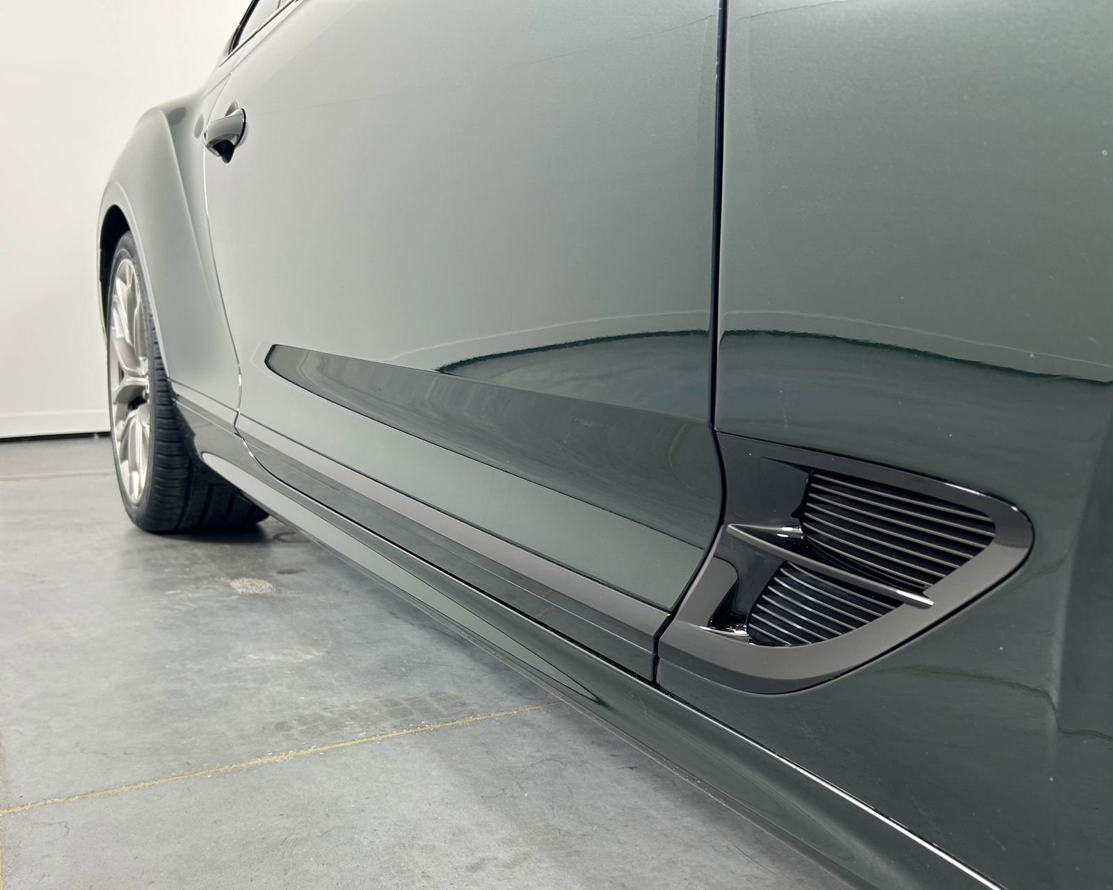 Used 2024 Bentley Continental GT V8 image 35