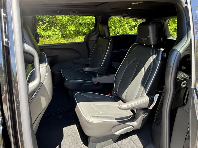 New 2027 Chrysler Pacifica Select FWD image 16