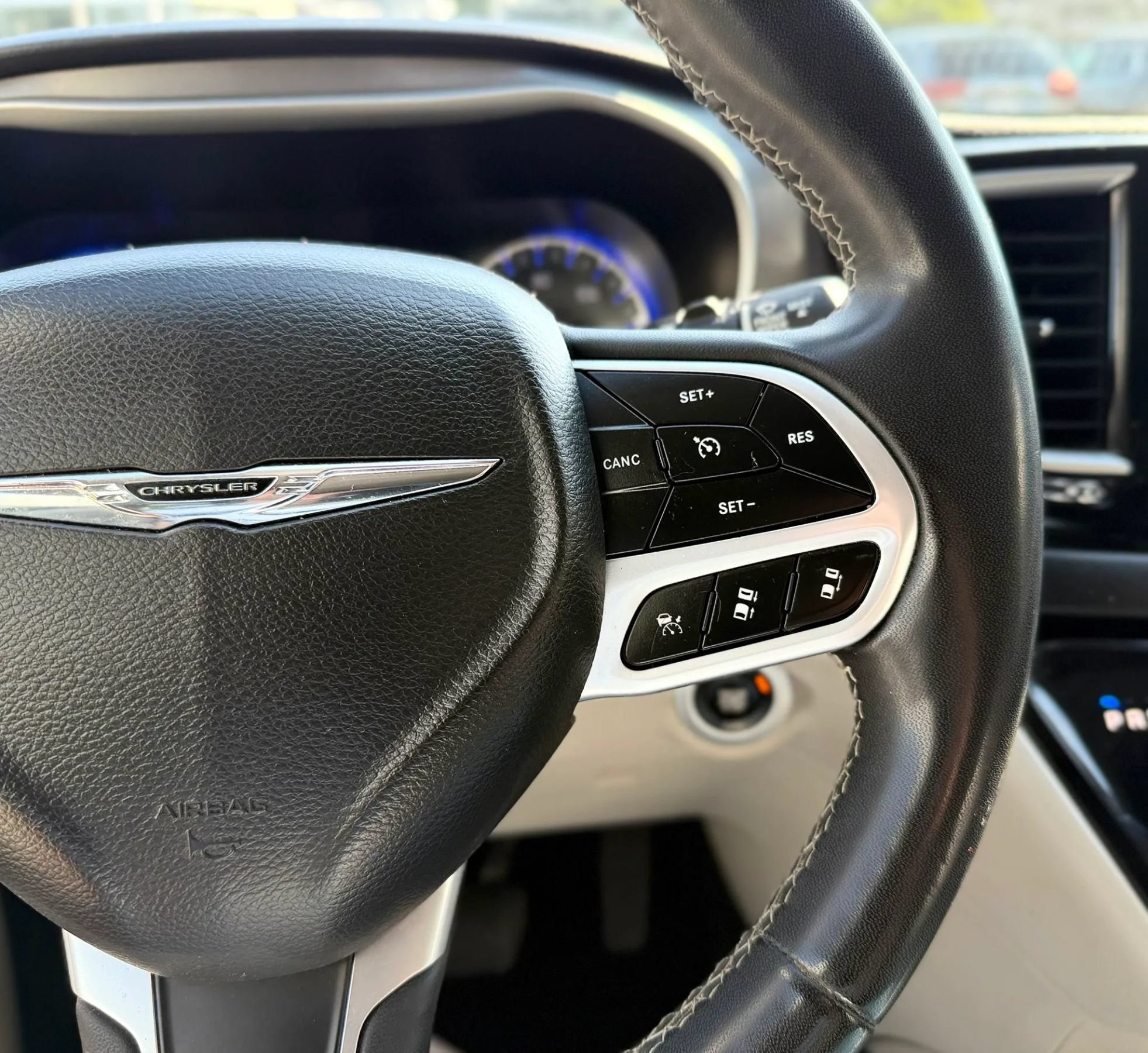 Used 2022 Chrysler Pacifica Touring-L FWD image 13