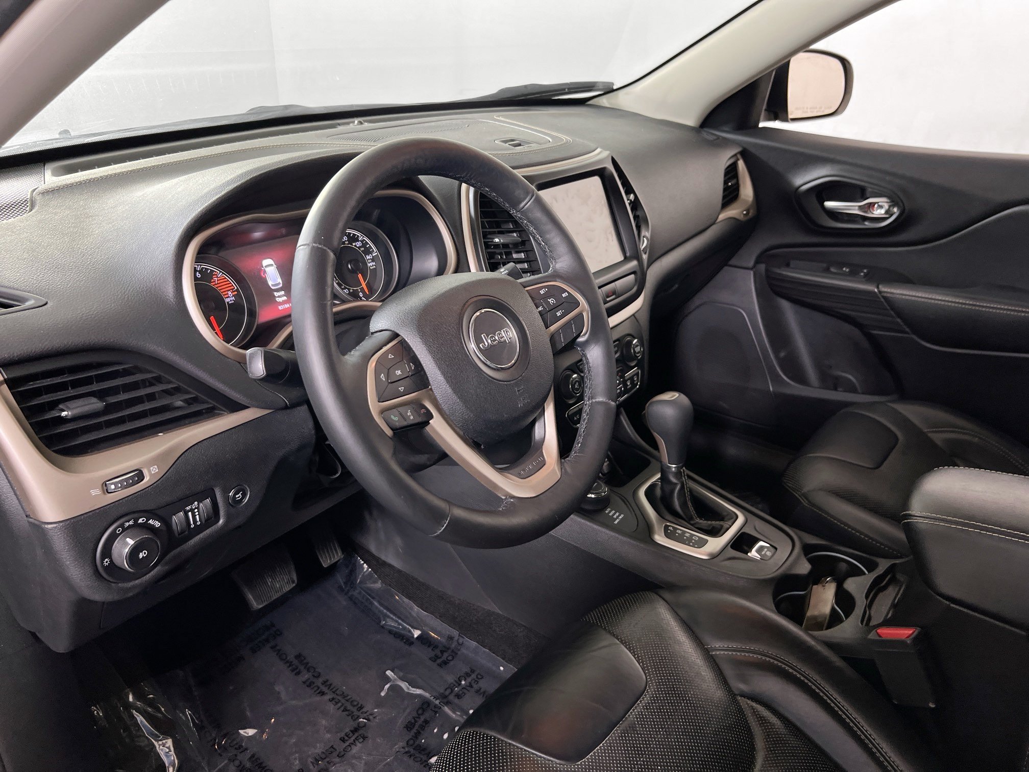 Used 2017 Jeep Cherokee Limited w/ Luxury Group AWD/4WD image 9