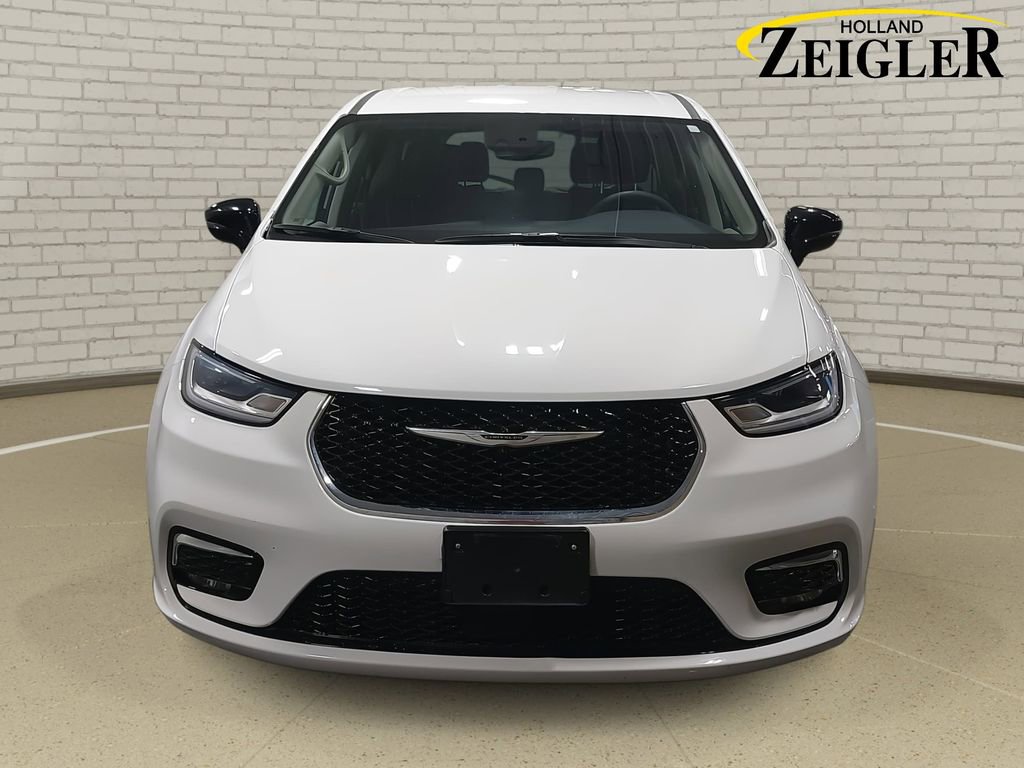 Used 2024 Chrysler Pacifica Touring-L image 2