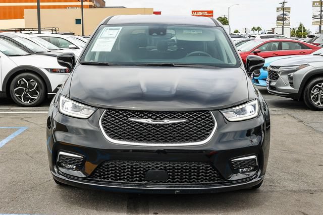 Used 2024 Chrysler Pacifica Touring-L FWD image 2