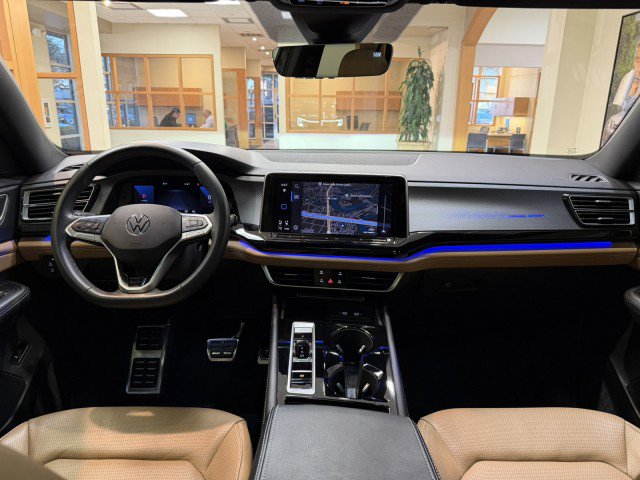 Used 2024 Volkswagen Atlas Cross Sport SEL R-Line image 10