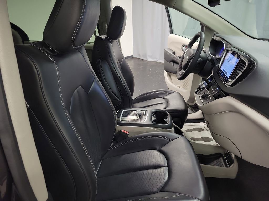 Used 2023 Chrysler Pacifica Touring-L image 23