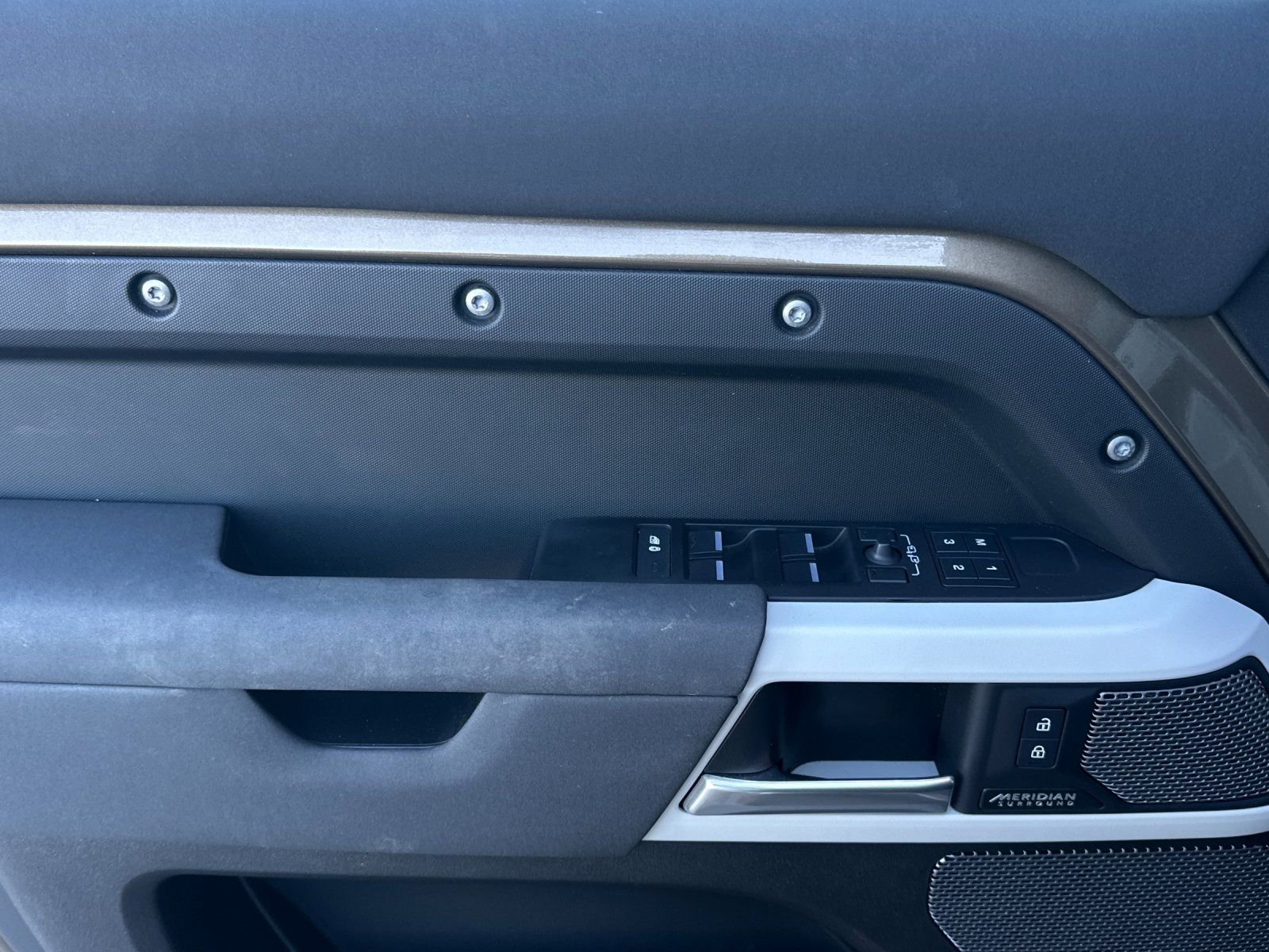 Used 2023 Land Rover Defender 110 X-Dynamic SE image 10