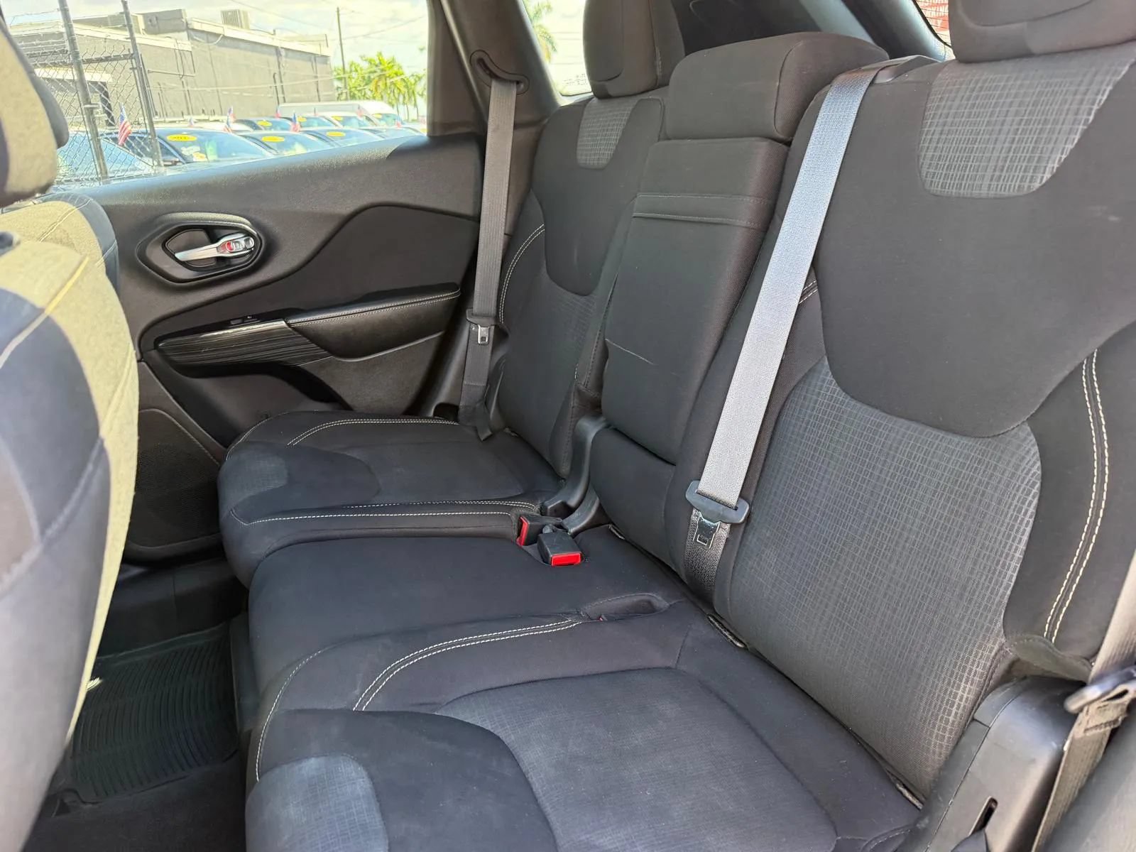 Used 2015 Jeep Cherokee Latitude w/ Comfort/Convenience Group FWD image 33