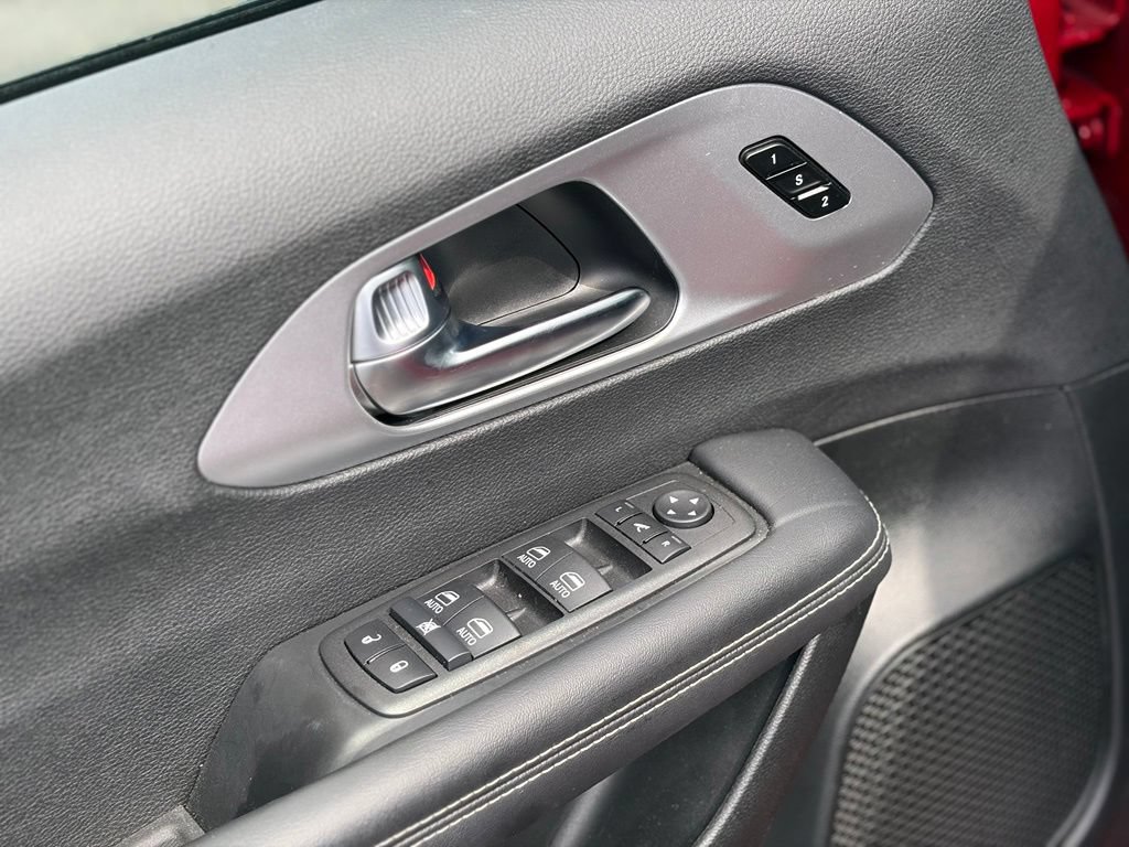 Certified 2025 Chrysler Pacifica Limited FWD image 22