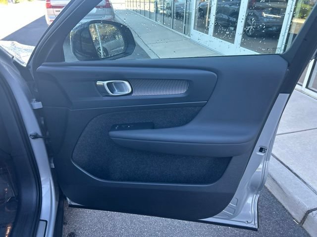Certified 2025 Volvo XC40 B5 Plus AWD/4WD image 14