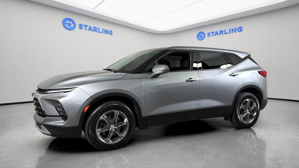 Used 2023 Chevrolet Blazer LT FWD image 3