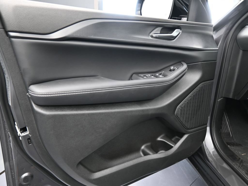 New 2025 Jeep Grand Cherokee Altitude image 16