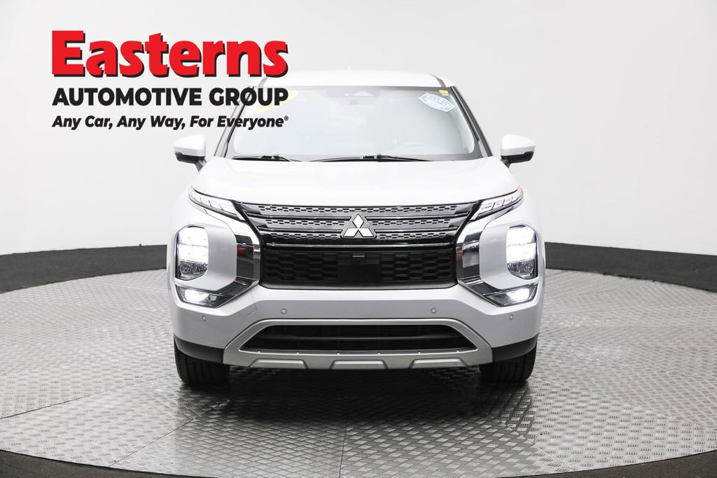 Used 2024 Mitsubishi Outlander SE image 2