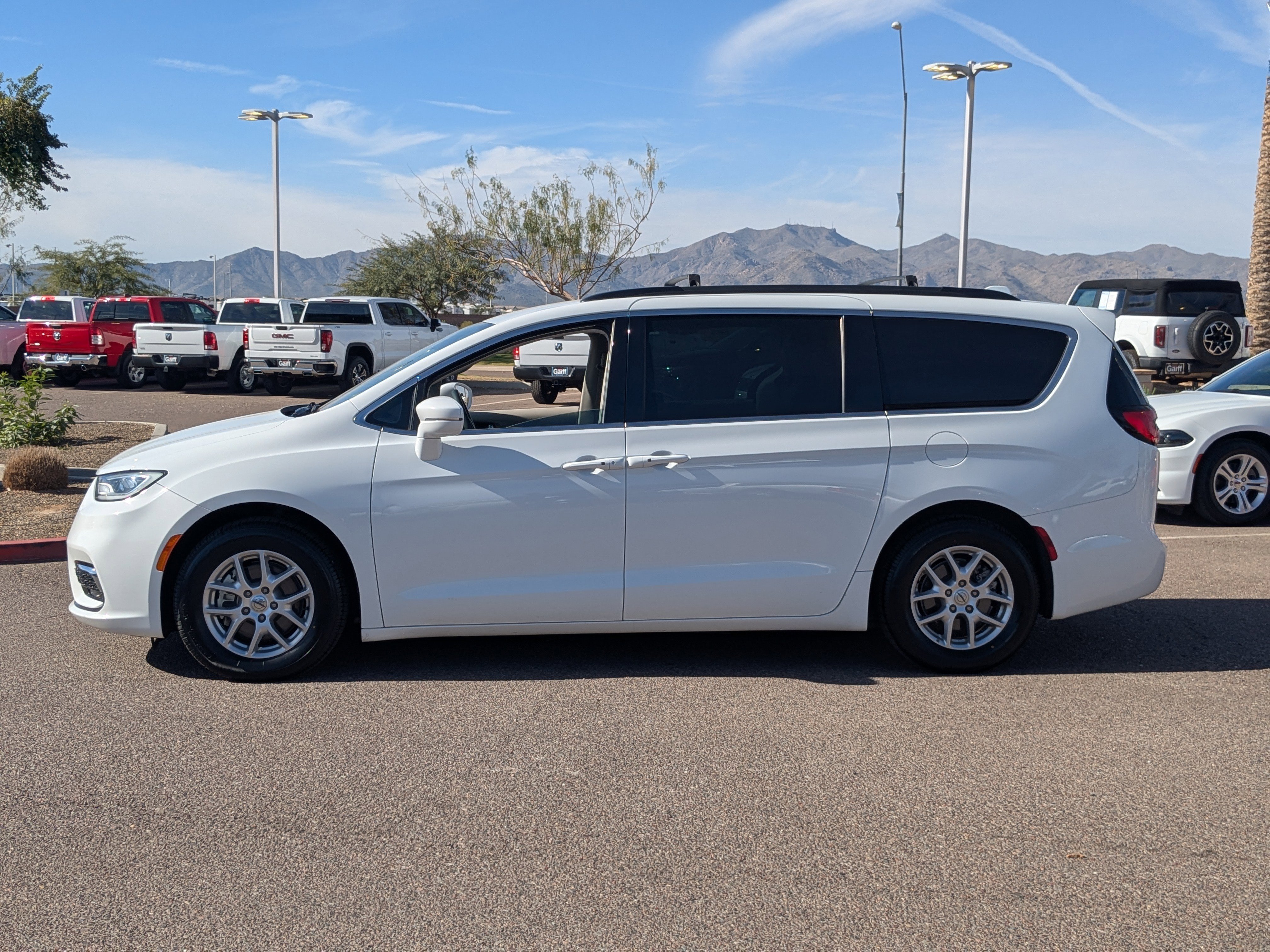 Used 2022 Chrysler Pacifica Touring-L image 6