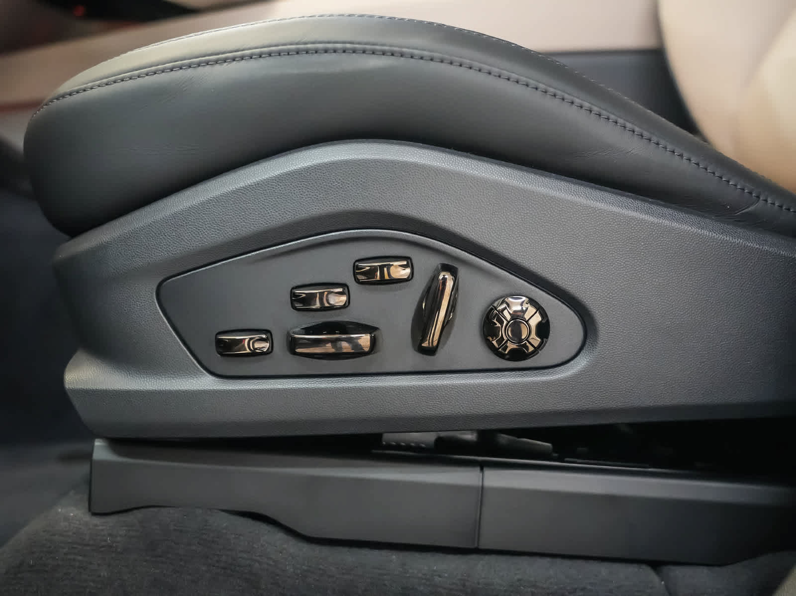 New 2026 Porsche Cayenne Turbo Electric AWD/4WD image 26
