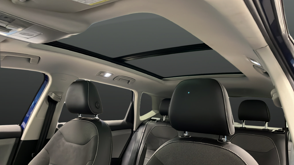 Used 2022 Volkswagen Taos SE w/ Panoramic Sunroof Package FWD image 12