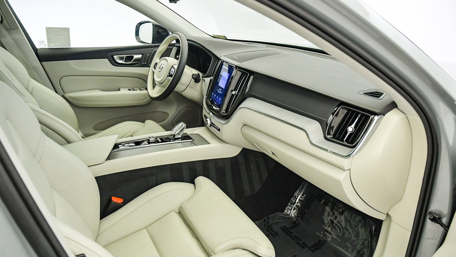 Certified 2025 Volvo XC60 B5 Ultra w/ Protection Package Premier image 18