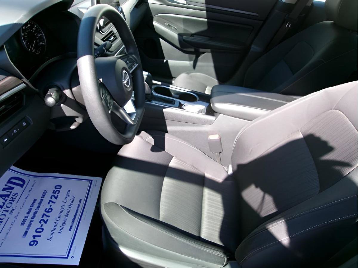 Used 2024 Nissan Altima 2.5 SV FWD image 13