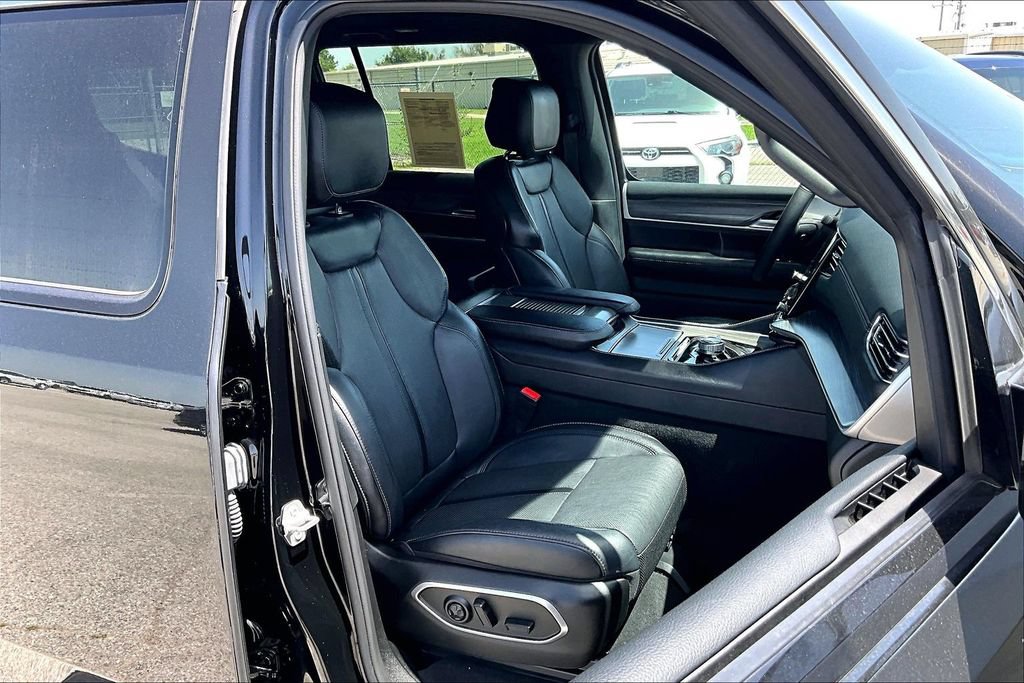 Used 2024 Jeep Wagoneer Series II AWD/4WD image 9