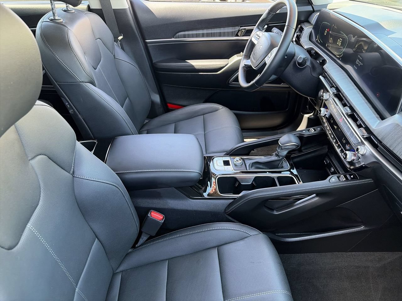 Certified 2025 Kia Telluride EX w/ EX Captain's Chair Package FWD image 11