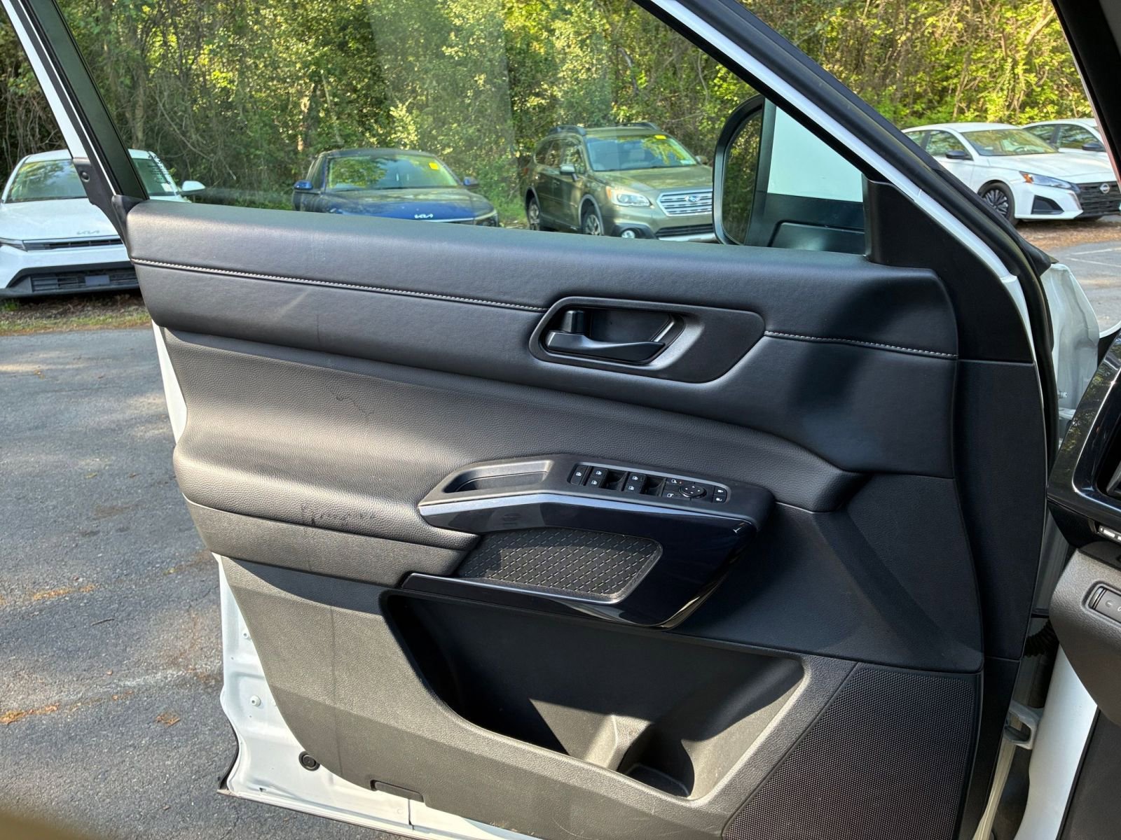Used 2025 Nissan Pathfinder SV image 18