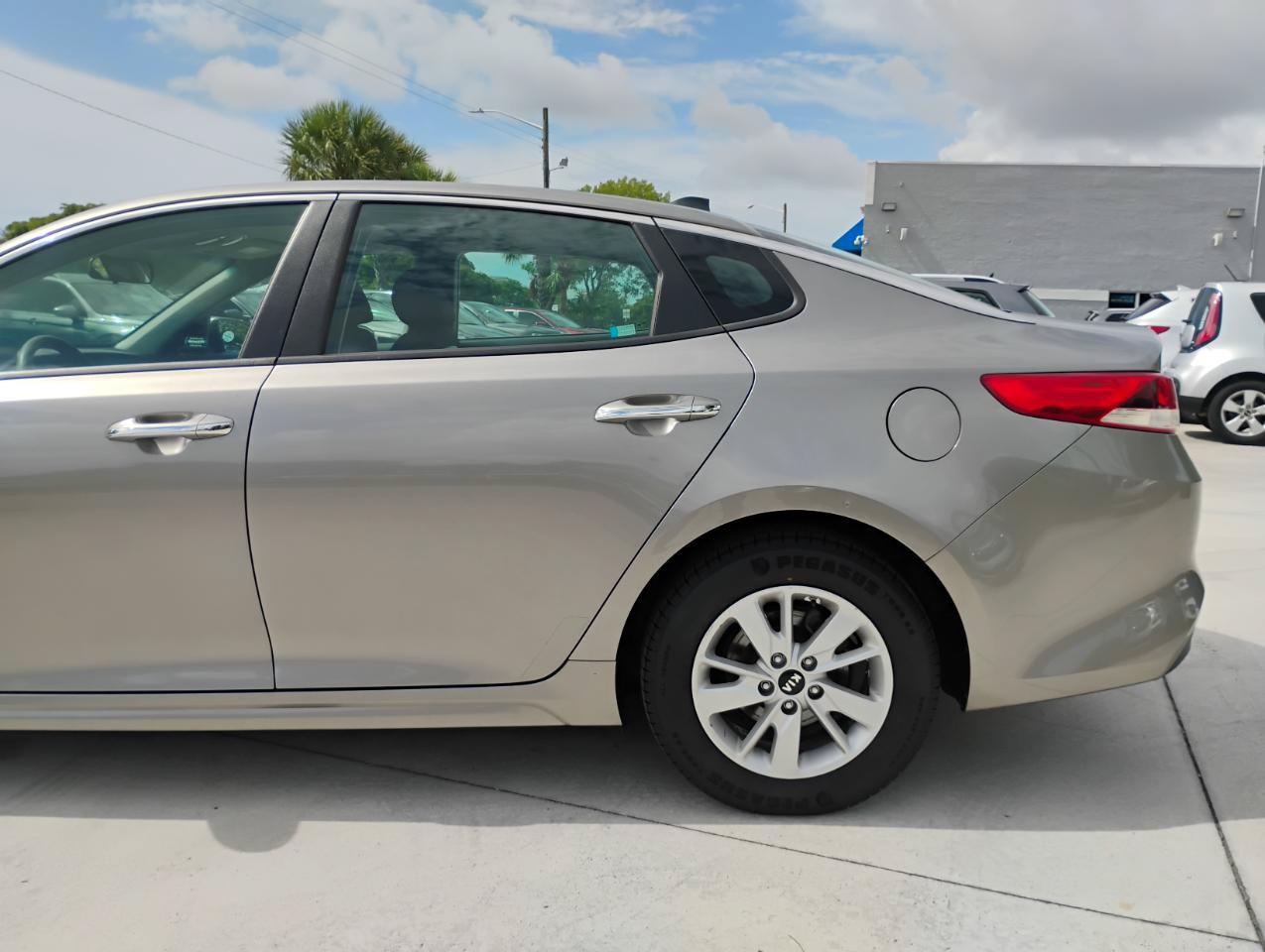 Used 2017 Kia Optima LX FWD image 5