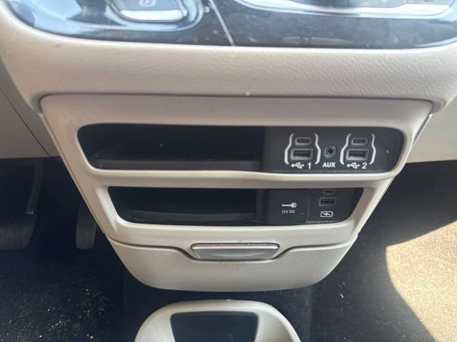 Used 2022 Chrysler Pacifica Touring-L FWD image 12