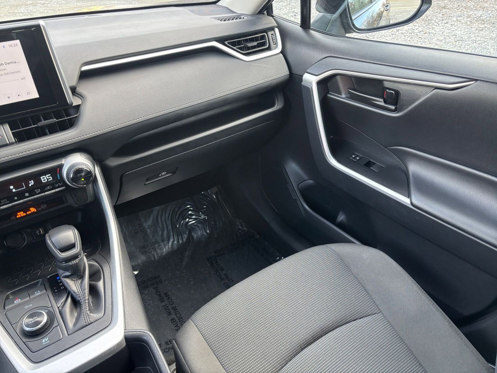 Used 2025 Toyota RAV4 LE image 31