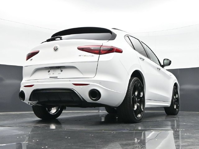 Used 2022 Alfa Romeo Stelvio Veloce AWD/4WD image 45