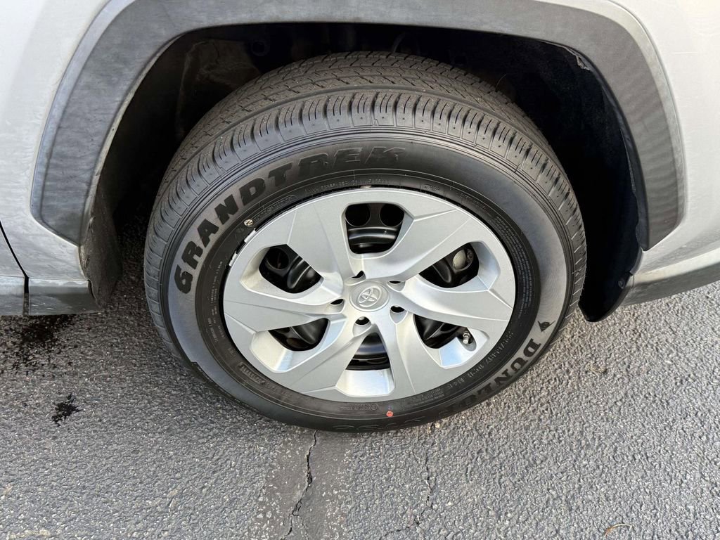 Used 2021 Toyota RAV4 LE image 7